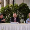 El jefe de la delegación del Eln Pablo Betrán (i), el canciller de Venezuela Iván Gil (c), y el jefe de la delegación del Gobierno de Colombia, Otty Patiño, participan en el cierre del cuarto ciclo de diálogos de paz entre el Gobierno de Colombia y el Ejercito de Liberación Nacional (Eln), hoy en la Casona Aquiles Nazoa de Caracas (Venezuela).