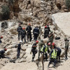 Grupo de rescatistas, en labores de búsqueda de sobrevivientes en la aldea de Imi N'Tala, en Marruecos. 