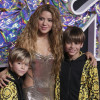 La cantante colombiana Shakira, junto a sus hijos, Sasha y Milán. 