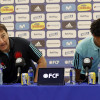 El seleccionador de Colombia, Nestor Lorenzo (i), y el jugador Wilmar Barrios asisten a la rueda de prensa hoy, en Barranquilla, previo al partido ante Uruguay.