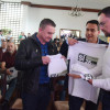 Jonier Alejandro Ramírez Zuluaga, alcalde electo de Villamaría, junto con el actual mandatario de ese municipio, Jorge Orbay Marín Ceballos, acompañados del alcalde electo de Manizales, Jorge Eduardo Rojas, quienes reciben camisetas por el sí del gobernador, Luis Carlos Velásquez.