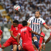 El argentino Hernán Barcos (de blanco y azul) anotó los dos goles de la noche para darle la victoria a Alianza Lima frente al Once Caldas en el estadio Nacional de Perú. 