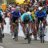 Por el centro, Mark Cavendish (Astana); por la derecha, Fernando Gaviria; por la izquierda, Nelson Soto, y atrás de Cavendish, el caldense Jhónatan Restrepo, en el final de la jornada de ayer.