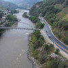 Fluye la arteria vial entre Caldas y Antioquia. Sin los pare y siga desde el pasado martes, la vía de la Concesión Pacífico Tres se destaca por su circulación fluida en los 146 kilómetros que conectan a La Manuela (Caldas) y La Pintada (Antioquia), según pasajeros y conductores. Sin embargo, la falta de iluminación vial y de un paradero en La Felisa son las quejas de algunos habitantes de la zona, donde se retiraron negocios y casas para construir la carretera.