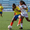 Stefania Perlaza (i) de Colombia disputa un balón con Francelis Graterol de Venezuela este viernes