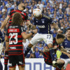 Leonardo Castro (c) de Millonarios remata en un partido de la fase de grupos de la Copa Libertadores de Millonarios y Flamengo este martes, en el estadio El Campín en Bogotá