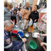 Habitantes del barrio Pinares del Río de Villamaría recolectan agua de un tanque de Bomberos.