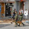 Integrantes de la Policía Nacional recorren el lugar donde explotó ayer una motocicleta-bomba en Jamundí (Valle del Cauca).