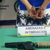 Al detenido le incautaron una pistola traumática calibre 9 milímetros, con dos proveedores y 46 cartuchos de ojiva de goma.