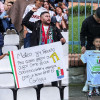 Santiago García Salazar y su papá, Juan Camilo, el domingo en el estadio Palogrande con su cartel pidiéndole a Mateo García su camiseta, sueño que le cumplió el jugador el miércoles. 