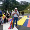 Manifestantes de Chinchiná y de Santa Rosa de Cabal protestan en el sector de La Y de la vereda Guayabal, en la doble calzada que conecta a ambos municipios. Exigen la construcción de un retorno en el sector.