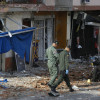  Integrantes de fuerzas de seguridad recorren el lugar donde explotó un artefacto este lunes en Jamundí (Colombia).