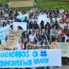 El pasado miércoles, el colegio Fe y Alegría La Paz de Manizales, donde estudia Samantha y da clases Lina, su madre, hicieron una manifestación exigir la entrega de medicamentos para la niña.