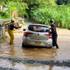 Este es el vehículo que fue sorprendido por la profundidad y la fuerza del agua en San José (Caldas).