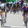 Alejandro Osorio, de GW Erco Shimano (i), venció en la línea de meta a Sergio Luis Henao, de NU Colombia, y ganó este lunes la tercera etapa de la Vuelta a Colombia que llegó a Mariquita (Tolima).