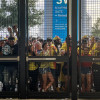 Aficionados esperan a las afueras del estadio Hard Rock este domingo previo a la final de la Copa América en Miami (Estados Unidos). Una avalancha de decenas de aficionados con camisetas de la selección de Colombia y algunos de Argentina en una de las puertas de ingreso al estadio Hard Rock de Miami obligó a las autoridades a horas del comienzo de la final de la Copa América, a cerrar temporalmente el acceso de todo el escenario.