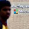 Un hombre camina cerca de las oficinas de Microsoft Bangalore, India.