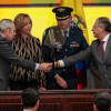 El presidente de Colombia, Gustavo Petro (d), saluda al presidente del Senado, Iván Name (i), durante la instalación de las sesiones ordinarias del Congreso este sábado, en Bogotá.