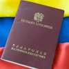 Pasaporte colombiano delante en la bandera