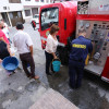 Los habitantes de la parte alta del barrio La Enea (calle 108 con carrera 28) aún se encuentran sin servicio de agua en sus casas. Los bomberos los abastecieron con un carrotanque.