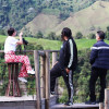 Visitantes observan el paisaje en el Nido del Cóndor, en Villamaría (Caldas).