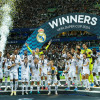 Los jugadores del Real Madrid levantan el trofeo de campeones tras la disputa de la Supercopa de Europa.