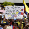 Personas participan en una manifestación en apoyo a los venezolanos tras elecciones en la plazoleta del Centro Administrativo La Alpujarra, en Medellín