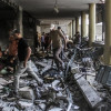 Palestinos inspeccionan los daños causados ​​por un ataque israelí contra la escuela Al-Taba'een en el barrio de Daraj Tuffah en Gaza. Foto EDH / EFE