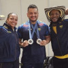 El ansermeño Duván Alfonso Carvajal (c), técnico de Caldas y de Colombia en levantamiento de pesas, con los medallistas de plata en París 2024 Mari Leivis Sánchez y Yeison López