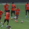 Luis Díaz (i) y Juan Fernando Quintero (2-d) de la selección nacional de fútbol de Colombia participan en un entrenamiento este lunes, en el estadio Metropolitano Roberto Meléndez, en Barranquilla.