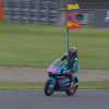 David Alonso celebra con las banderas de Colombia y España su título en Moto3.