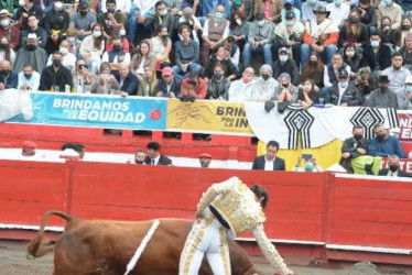 Torero y Toro en plaza de toros manizales