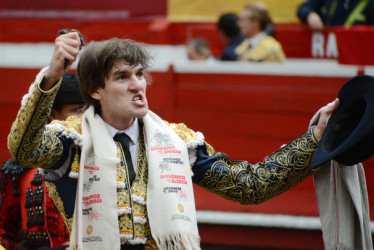 El triunfador de la tarde de ayer, Felipe Miguel Negret exhibe la oreja cortada al novillo Cantinero y exigida fervientemente por el público de la Plaza. 