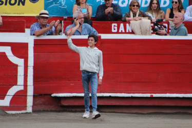 Marco Pérez, el joven torero que no pudo actuar en la tarde de ayer, levanta la mano en señal de saludo y agradecimiento a los aficionados de la Plaza de Toros de Manizales, quienes lo ovacionaron repetidamente.