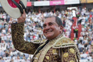 Clovis Velásquez en el homenaje que recibió ayer en la Plaza de Toros de Manizales. 