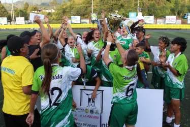 La celebración de las jugadoras y los técnicos del Atlético Dosquebradas al recibir el trofeo y el premio que las acredita como campeonas de la Copa Aguardiente Amarillo de Fútbol Femenino.