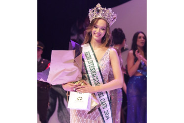 Aleksandra Klepaczka, representante de Polonia, lució un vestido beige entallado con abertura en la pierna y plumas en la parte inferior del vestido.