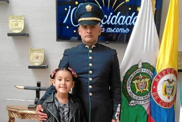 Foto | Henry Giraldo | LA PATRIA Heimar Castro Villa, nacido en Manzanares, después de 20 años en la Policía, fue ascendido a Intendente Jefe. Actualmente trabaja en Bogotá. En la imagen lo acompaña su hija Valeria.