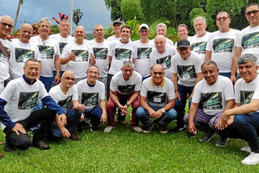 En la finca Portal de la Colina se reunieron bachilleres del Instituto Universitario, de la promoción de 1972, para celebrar los 50 años de egresados. De pie: Alonso Rodríguez, Carlos Bedoya, Absalón Otálvaro, Hernando García, Rubén Muñoz, Alberto Muñoz, Julio Silva, Jairo Gallego, Alberto Hernández, Luis Cárdenas, Ignacio Correa, Julio Noreña, Jairo Salazar y Jairo Osorio. Abajo: Tiberio Sepúlveda, Héctor Cuesta, Jorge Londoño, Raúl Hernández, Jorge Echeverry, César Rico y el profesor Henry Valencia.