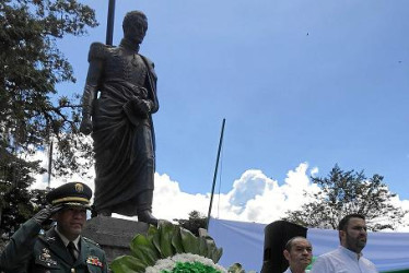 Foto | Diego Salgado | LA PATRIAEl alcalde de Aranzazu, José Lisímaco Amador, y el comandante del Batallón Ayacucho, coronel José Francisco Candela, pusieron una ofrenda floral junto a la estatua del Libertador Simón Bolívar con motivo del cumpleaños 169 del municipio que se celebró el pasado 9 de noviembre.