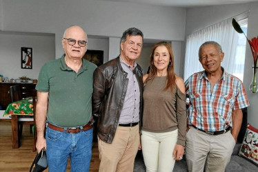 Fotos | Cortesía María Luisa García | LA PATRIA Jhon Jairo Cardona, César Arcila, Amparo Vélez y Fernando Marín, presidente de la Asociación.