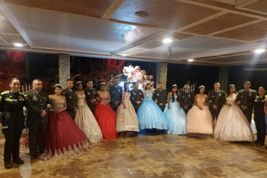 Foto | Cortesía | LA PATRIA Ocho quinceañeras de escasos recursos provenientes de Riosucio y Supía hicieron realidad su deseo de festejar sus 15 primaveras a través de la actividad Cumpliendo sueños que lideró la Policía. Los jóvenes contaron con vestido, peinado, maquillaje, eucaristía, cena, regalos y edecanes con quienes bailaron el tradicional vals. La actividad estuvo a cargo del mayor Wilson Fernando Medina, comandante del Distrito Tres de Riosucio; de la intendente Luz Estella Restrepo, gestora de pr