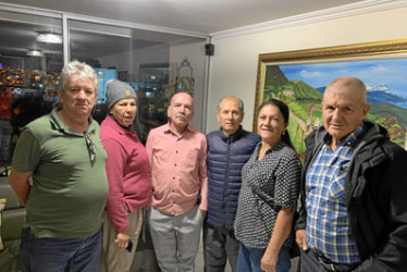 Foto | Cortesía | LA PATRIA José Gerardo Duque, Gloria Inés Ramírez, Jorge Edison Hincapie, Wilson Giraldo, Socorro Jaramillo, y Hernán Pulido miembro del Comité nacional de caminantes de Colombia y regional eje cafetero.