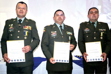 Ceremonia de Condecoración Día Nacional del Vigilante, Regional Caldas Estatal de Seguridad Ltda., Teniente Coronel, Melo Morán Harold Esneider, Sub Comandante Policía Metropolitana de Manizales, Coronel José Arturo Sánchez Valderrama, Comandante de Policía Caldas y el Teniente Coronel José Julián Riveros Múnera, Comandante Operativo y de Seguridad Ciudadana.