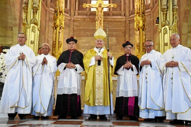 Fotos | Cortesía Arquidiócesis de Manizales | LA PATRIA Presbítero Bernardo Naranjo Giraldo, presbítero Rogelio Valencia Fernández, padre Fernán Llano Ruiz, monseñor José Miguel Gómez, padre Efraín Castaño Arboleda, presbítero Gilberto López Hincapié y el presbítero Orlando Martínez Echeverri.