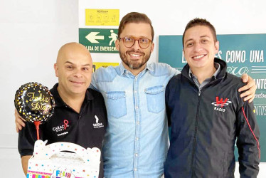 Foto | Lector | LA PATRIA Celebración de cumpleaños del mes de enero en Caracol Radio: Edwin López, conductor y operador de audio, Mauricio Moreno, director de Tropicana Manizales, y Mario Hernán Escobar Valencia, corresponsal de La W Radio en Manizales.