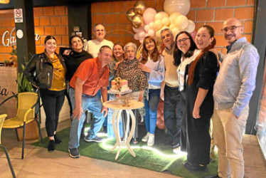 Foto | Cortesía | LA PATRIA En la foto la acompañan: Natalia Echeverry Bedoya, Martha Cecilia Correa Ochoa, Nestor Guillermo Herrera Correa, Daniela Echeverry Bedoya, Ligia, Olga Lucía Correa Díaz, Alberto Correa Hincapié, Laura Henao Correa, Lucerito Correa León y Jorge Humberto Correa Díaz. Adelante: Bernardo Echeverry Correa.