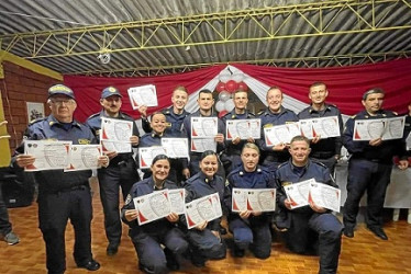 Foto | Diego Salgado | LAPATRIA ​​​​​​​Dentro del proceso de profesionalización de los bomberos de Colombia, 29 unidades de los municipios de Pereira (Risaralda), Villamaría, Salamina, Filadelfia y Aranzazu, recibieron el certificado de aprobación del curso de bomberos I y II, y legislación bomberil.