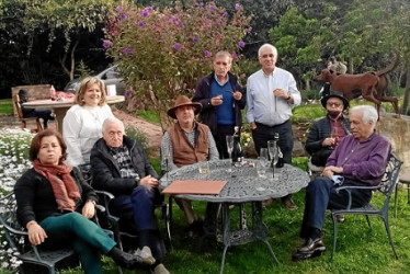 Foto | Archivo particular | LA PATRIA La familia de Augusto Salazar Sánchez le celebró sus 100 años de vida. Lo acompañan en la foto María Teresa, Liliana, el homenajeado, Daniel, Ricardo, Mauricio, Juan Manuel y Camilo Salazar López.