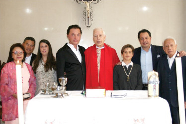 (España - Colombia)  En la residencia San Pedro Fabro - Comunidad Mariana De La Compañía De Jesús, en Bogotá  , se unieron  familiares y amigos   , para celebrar esta unión entre el hombre y Dios.  Ceremonia privada  oficiada por  el padre Silvio  Cajiao Pabón, S.J.. Decano del Medio Universitario en la Facultad de Teología Pontificia Javeriana . los invitados posteriormente fueron desplazados al norte de la capital para un elegante almuerzo. En la gráfica :  Beatriz Gonzalez de Albornoz ,  Carlos  Hernan D